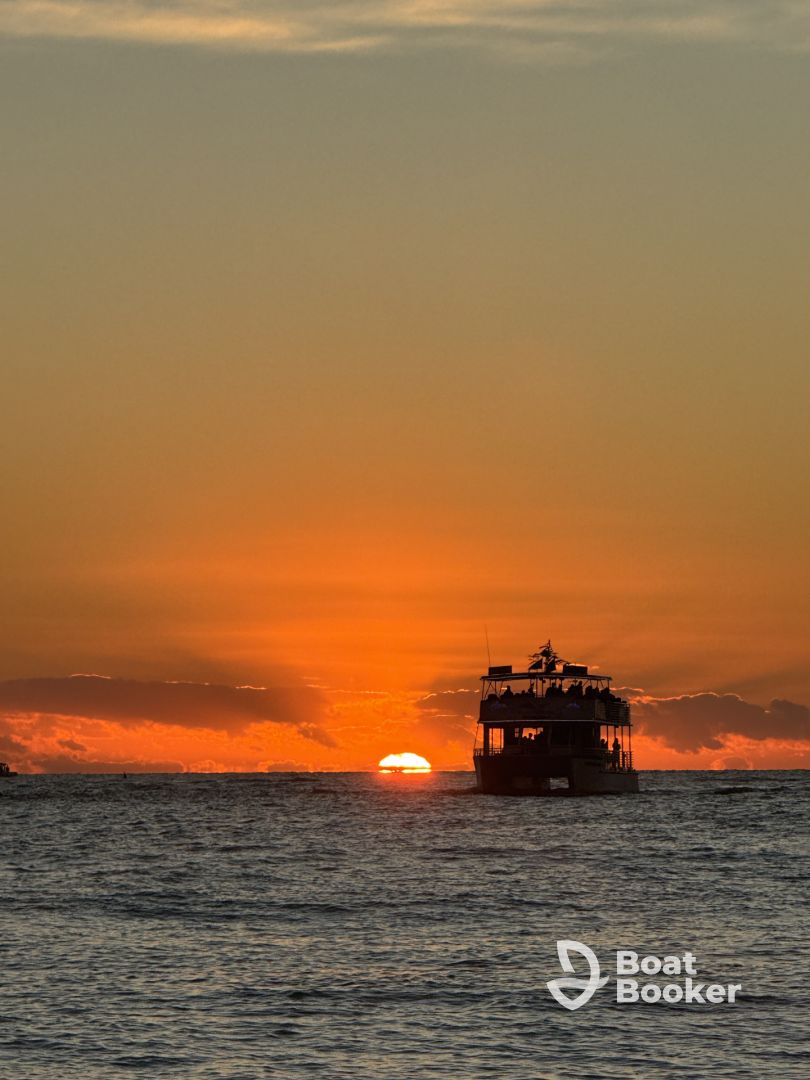 An unforgettable sunset sail with an outstanding captain