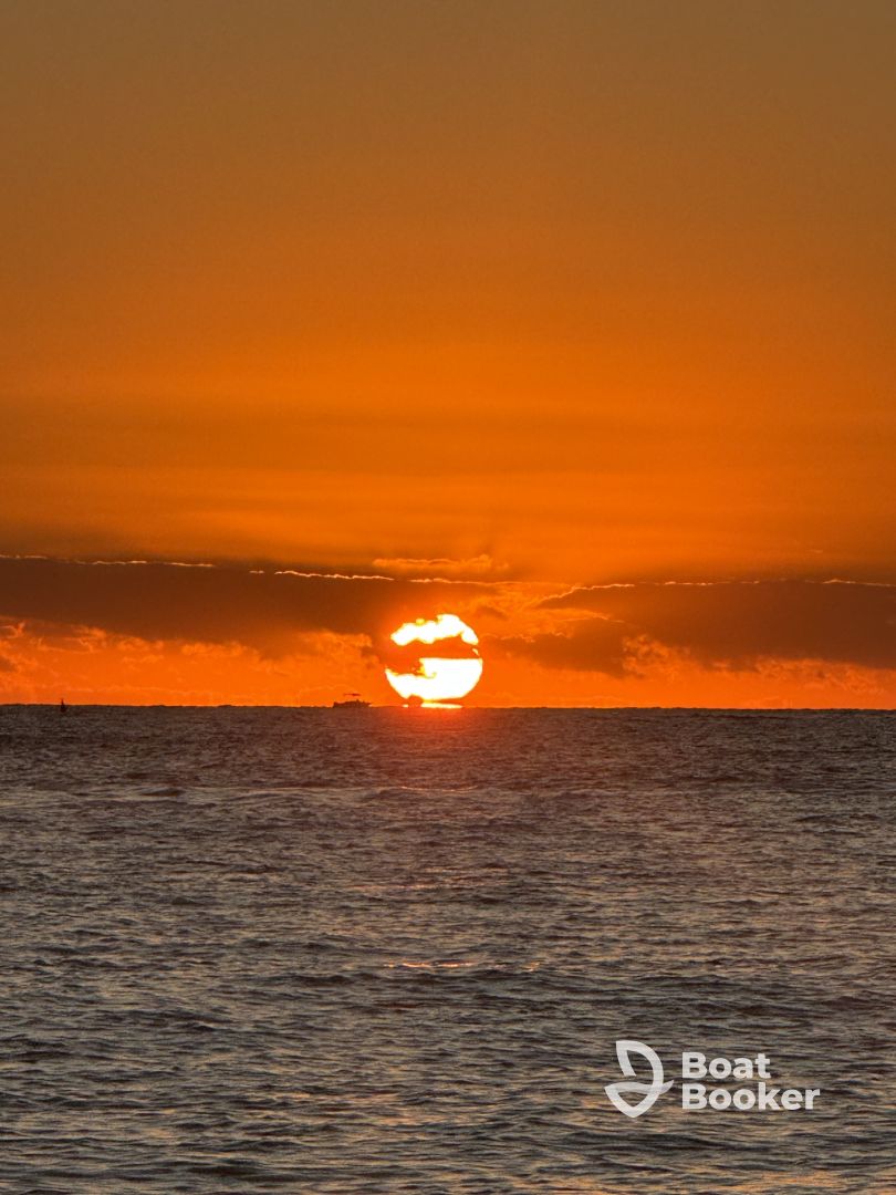 An unforgettable sunset sail with an outstanding captain
