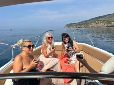 A group of friends enjoys a relaxing day on the water, sipping cocktails and sharing laughter aboard a boat — perfect for memorable celebrations.