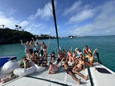 A lively group of friends celebrates on the deck of a yacht, enjoying the sun and water in a vibrant atmosphere — perfect for unforgettable summer outings.