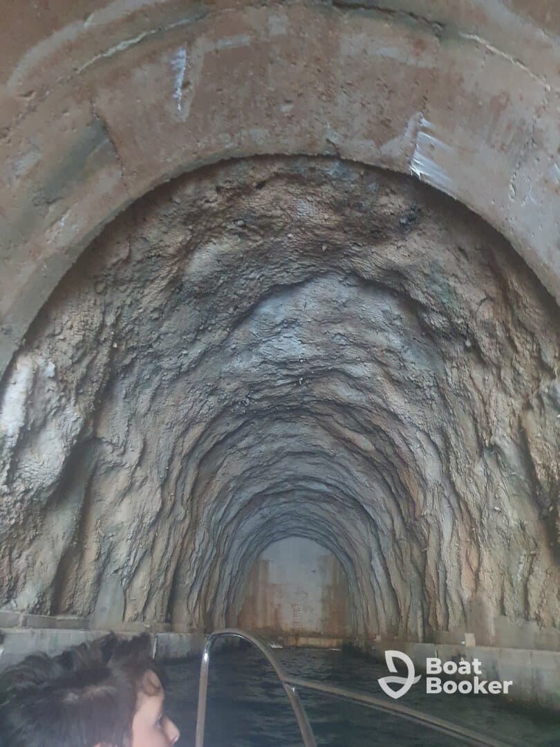 A child gazes into a mysterious tunnel while on a boat, highlighting an adventurous exploration experience. Perfect for those seeking unique underwater adventures.