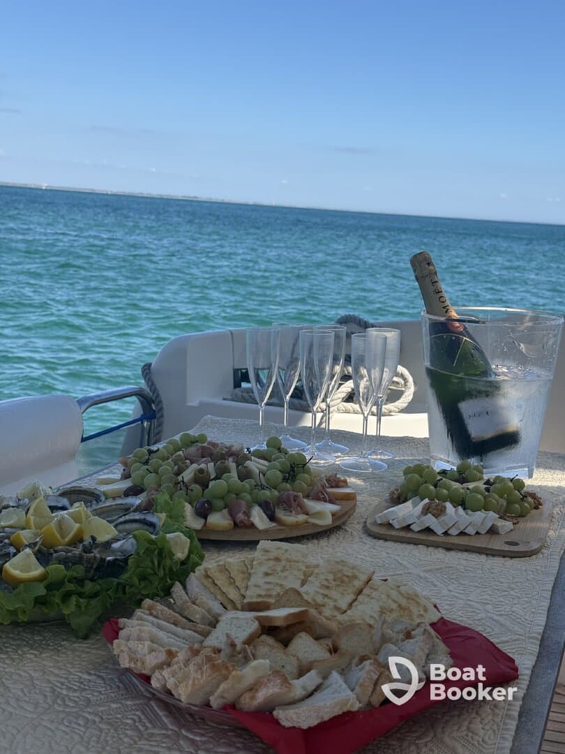 A lovely and relaxing boat tour with family