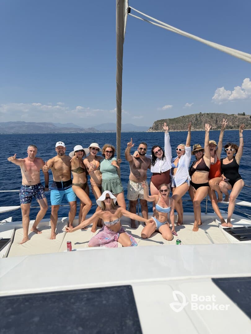 A lively group of friends celebrates aboard a yacht, enjoying the sun and sea — perfect for unforgettable summer parties and gatherings.