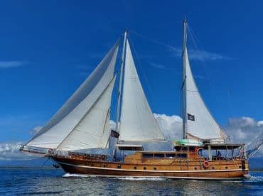 Brisa Elegante – 100' Wooden Sail Cruiser